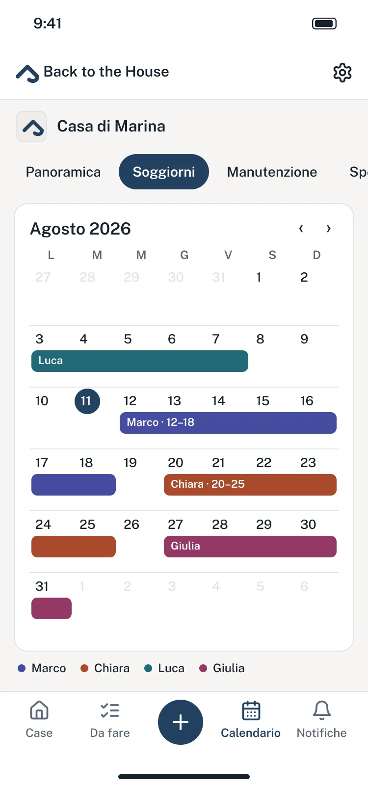 Il calendario di agosto nell’app, con i soggiorni di Marco, Chiara, Luca e Giulia nei loro colori.